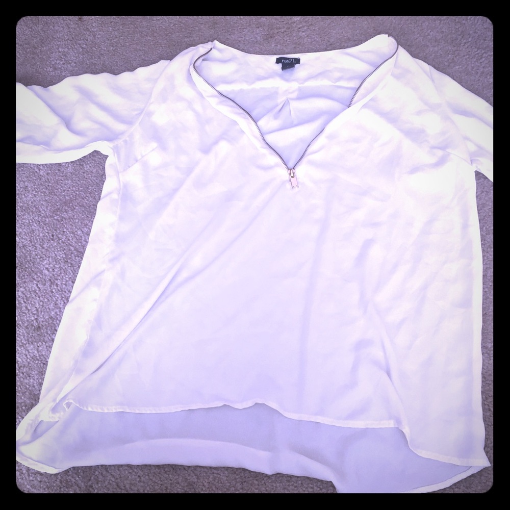 Loose fit high low top. Cropped sleeves. Half zip